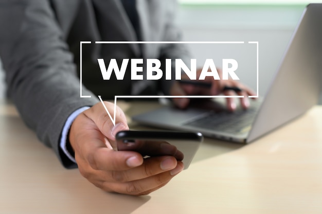 Concepto WEBINAR con hombre con smartphone