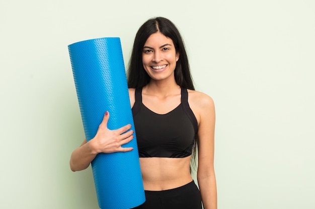 concepto de yoga y fitness de mujer hispana bonita joven