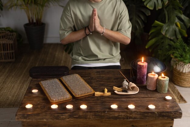 Palmadita Voluntario salud Concepto de yoga y meditación con palos de aroma y velas. | Foto Premium