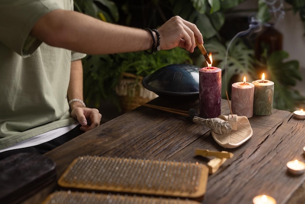 Concepto de yoga y meditación con palos de aroma y velas.