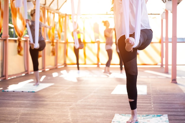 Concepto de Yoga saludable y con mosca. niña sonriente feliz en una clase de yoga con mosca