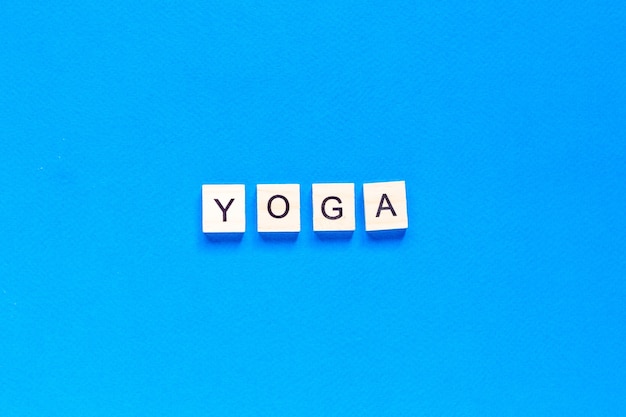 Concepto de yoga vista superior con letras de madera