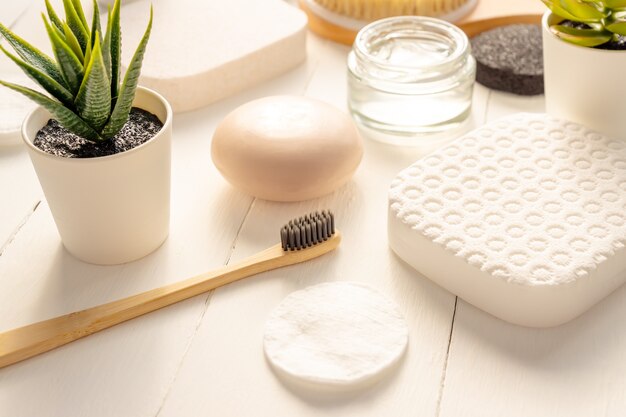 Concepto de Zen y relax. Composición de spa con productos de tratamiento.