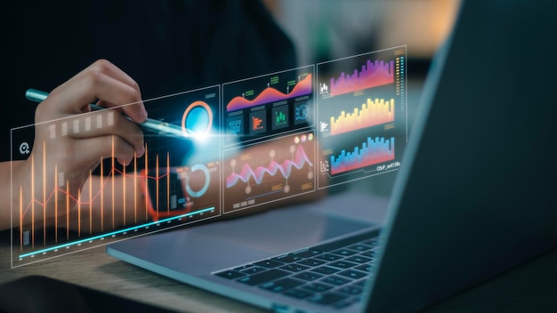 Conceptos de análisis de datos Las empresarias calculan datos financieros para inversiones a largo plazo Las empresarias analizan la rentabilidad de las empresas en funcionamiento con gráficos digitales de realidad aumentada