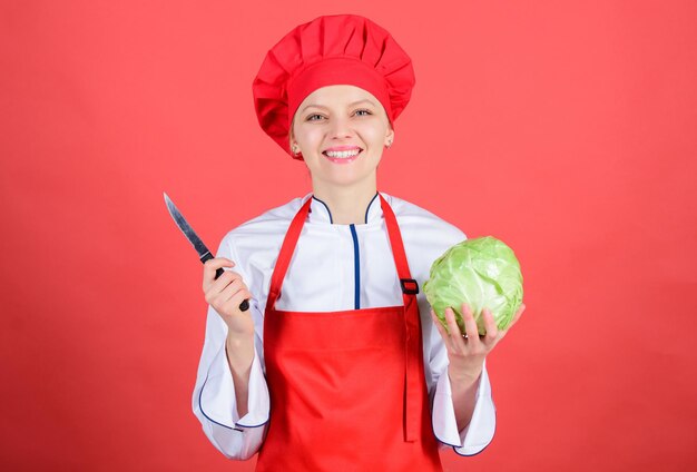 Conceptos básicos culinarios Los mejores cuchillos para comprar Tenga cuidado al cortar Corte las verduras como el chef La mujer chef profesional sostiene un cuchillo afilado Maneras de cortar la comida como un profesional Concepto de habilidades con cuchillos Elija el cuchillo adecuado