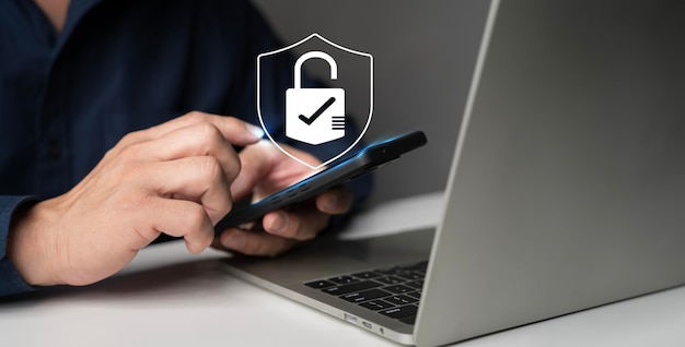 Conceptos de ciberseguridad y privacidad para proteger los datos Empresario que utiliza un teléfono inteligente