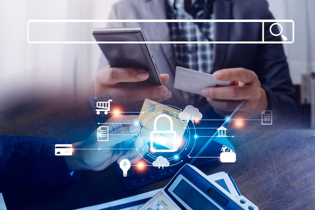 Conceptos de ciberseguridad y privacidad para proteger los datos Icono de bloqueo y tecnología de seguridad de red de Internet Empresario protegiendo datos personales en teléfonos inteligentes con interfaces de pantalla virtual
