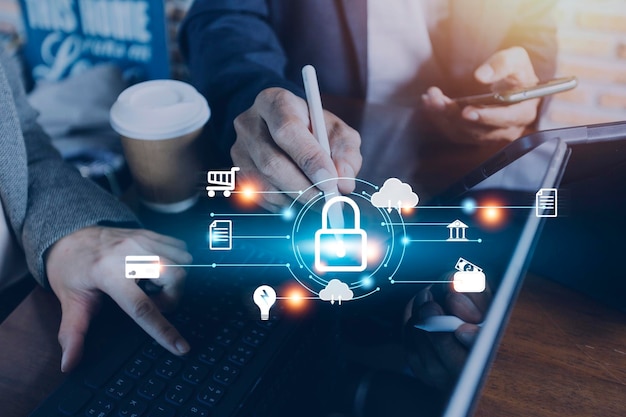 Conceptos de ciberseguridad y privacidad para proteger los datos Icono de candado y tecnología de seguridad de red de Internet Empresario que protege datos personales en teléfonos inteligentes con interfaces de pantalla virtual