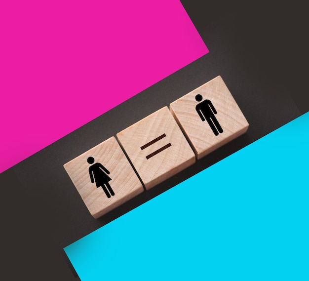 Conceptos de cubos de madera de igualdad de género con símbolo femenino y masculino y signo igual Concepto de igualdad social salarial