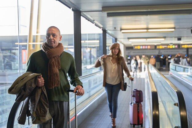 Conceptos de desplazamiento urbano Un día en tránsito en la estación moderna