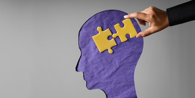 Los conceptos del Día Mundial del Autismo ponen a mano el rompecabezas de oro dentro del Día de Concienciación sobre el Autismo Cerebral