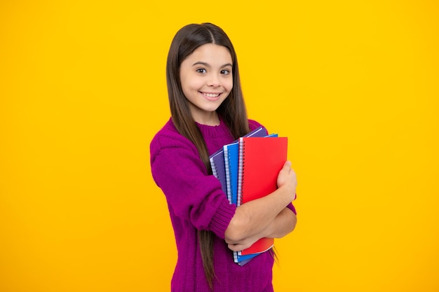 Conceptos escolares y educativos Estudiantes adolescentes estudian con libros