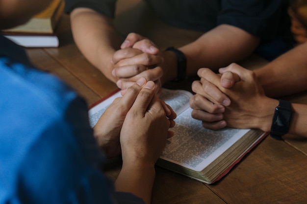 Foto conceptos de estudio bíblico cristiano grupo de cristianos leen y estudian la biblia juntos en un hogar