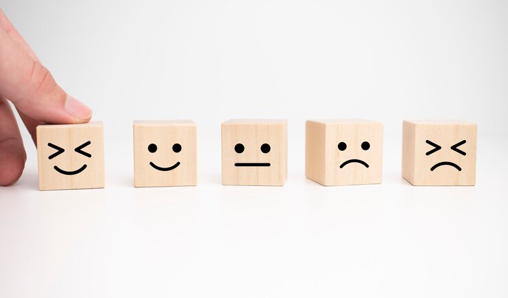 Conceptos de evaluación de servicio al cliente y encuesta de satisfacción. La mano del cliente eligió el símbolo de cara de sonrisa de cara feliz en el cubo de madera, espacio de copia