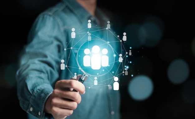 Conceptos de gestión de relaciones con el cliente CRM Análisis gráfico de crecimiento de la audiencia objetivo Analista que trabaja con análisis de negocios y sistema de gestión de datos en pantalla virtual
