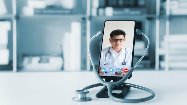 Conceptos de medicina en línea Comunicarse con los pacientes a través de redes en línea Tecnología y atención médica Haga una llamada de video con un médico en su teléfono inteligente