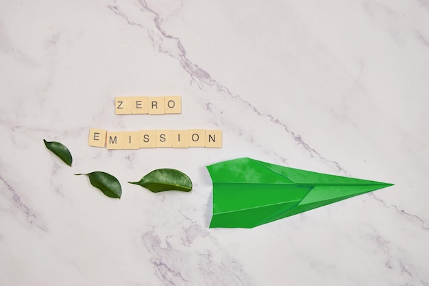 Conceptos Net Zero y Carbon Neutral Emisiones netas cero con un avión de papel