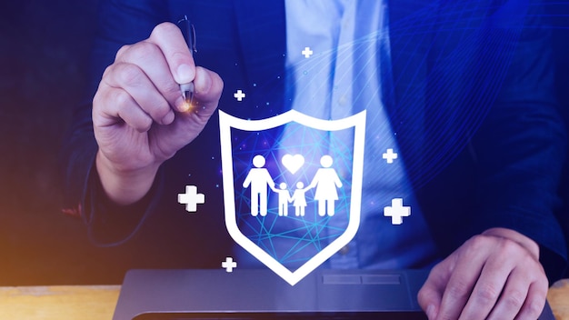 Conceptos de seguros Empresario con gesto protector y vida familiar Iconos de seguros de salud y vivienda Seguros de vida familiares y conceptos de póliza Tratamiento médico en el hospital
