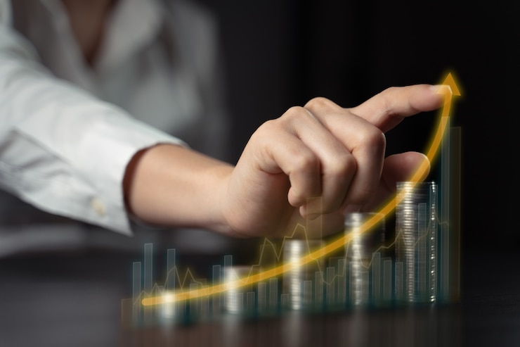 Foto conceptos de tecnología económica, negocios futuros, nueva plataforma comercial ecológica. hombre de negocios con pila de monedas y tabla de hologramas.
