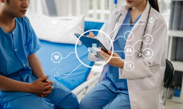 conceptos de tecnología médica mano de médico inteligente trabajando con computadora portátil moderna con su equipo icono virtual