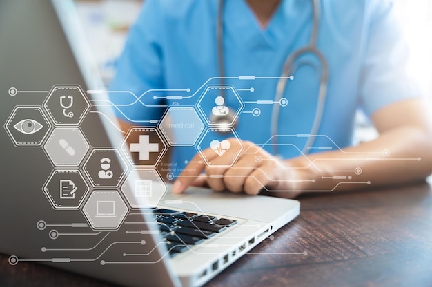 Conceptos de tecnología médica El médico está trabajando en un teléfono inteligente y una tableta digital en una oficina moderna por la mañana en el escritorio