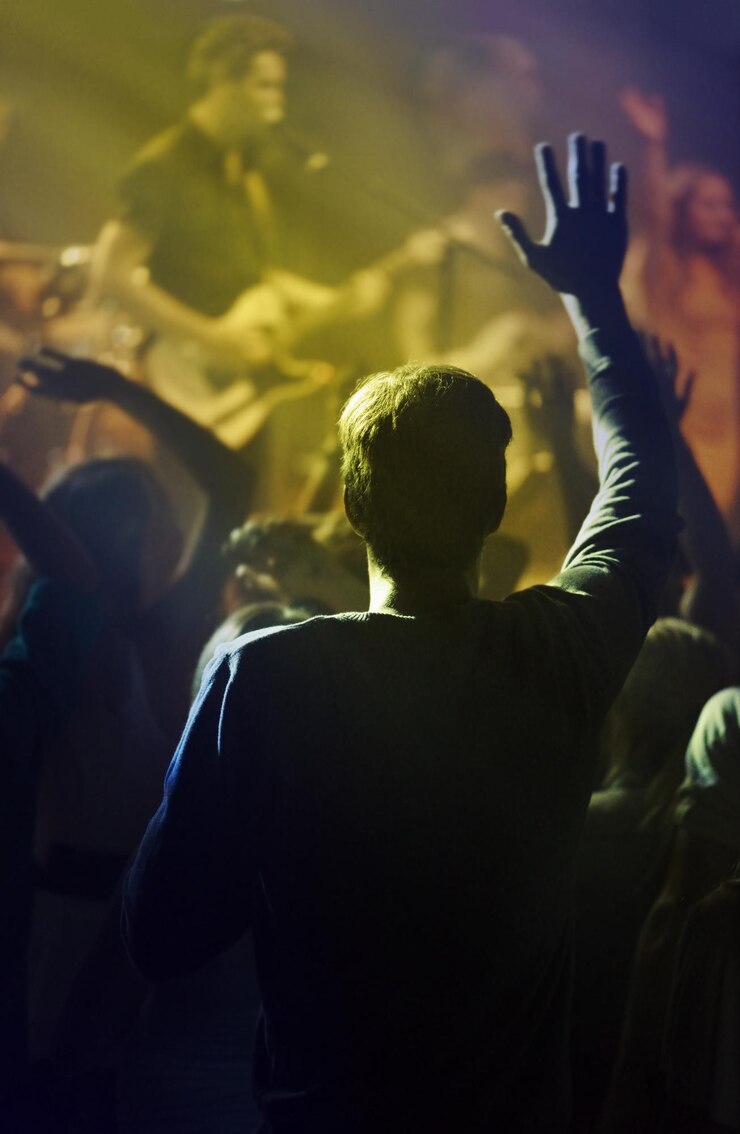 Foto concerto cantando e pessoas dançando música à noite performance de rock e cantor gen z em luzes e aplausos músico no palco em evento de discoteca e fãs na retaguarda multidão ou público com as mãos do homem no ar