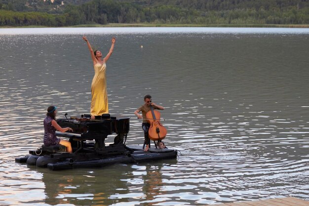 Concerto com piano e violino à beira do lago