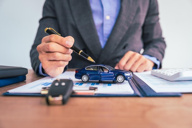 Los concesionarios de automóviles facilitan los acuerdos de financiación de seguros, garantizando la seguridad y la protección de los clientes, ayudan a comprar, arrendar y vender vehículos, manejan el papeleo y las firmas con profesionalismo.