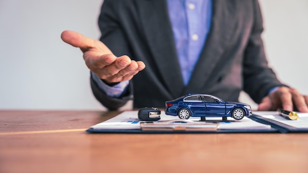 Los concesionarios de automóviles facilitan los acuerdos de financiación de seguros, garantizando la seguridad y la protección de los clientes, ayudan a comprar, arrendar y vender vehículos, manejan el papeleo y las firmas con profesionalismo.