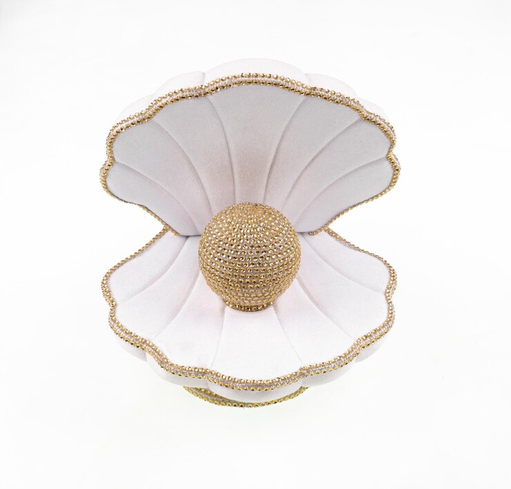 Foto concha decorativa artificial branca com pérola isolada sobre fundo branco