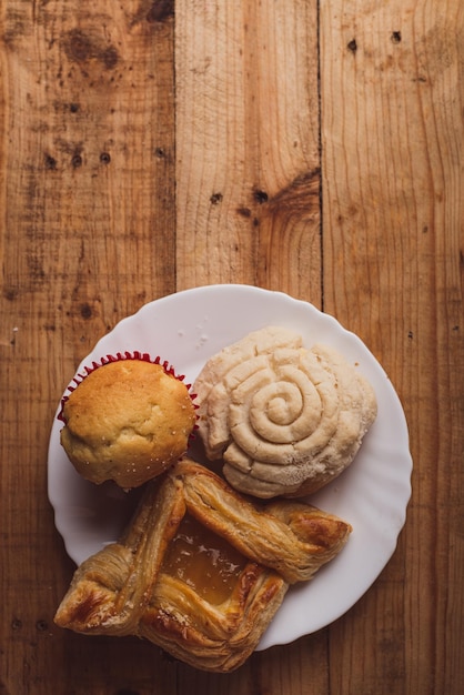 Concha e outros pães doces na mesa de madeira Sobremesas mexicanas típicas