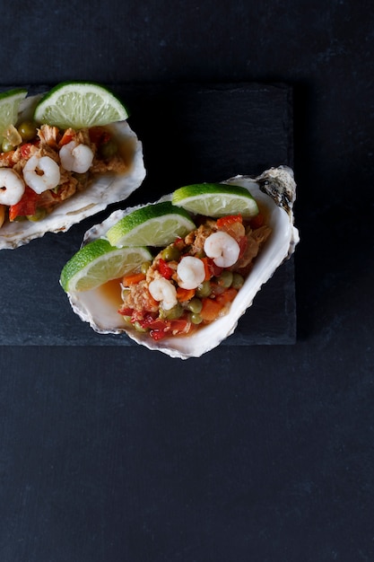 Concha de ostras con ensalada de mariscos y lima