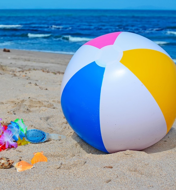 Conchas de bola de praia e óculos de proteção na praia