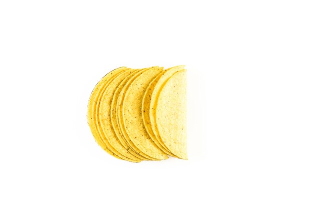 Conchas de taco de milho amarelo em um fundo branco.