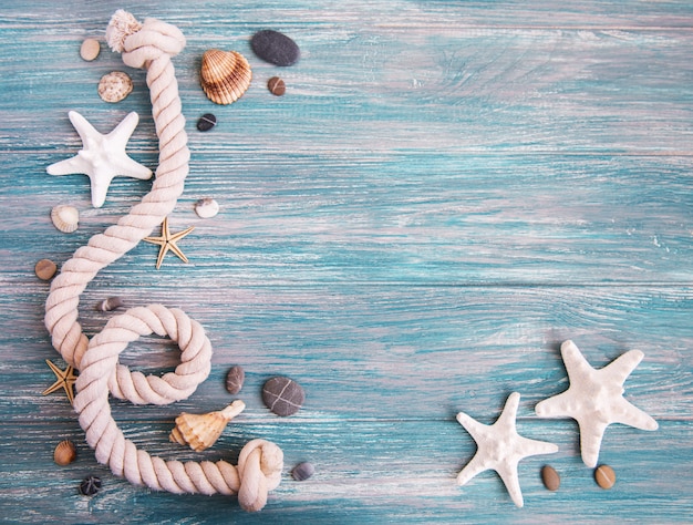 Conchas e decorações do mar com corda