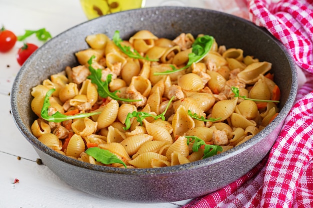 Conchas de pasta italiana con carne y salsa de tomate. Pasta Conchiglie.