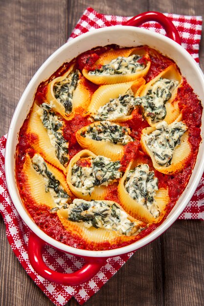 Conchas de pasta rellenas con ricotta de espinacas