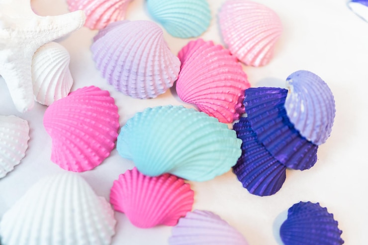 Foto conchas pintadas com tinta acrílica para decorar abóbora sereia.