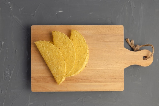 Conchas de taco vacías a bordo sobre fondo oscuro