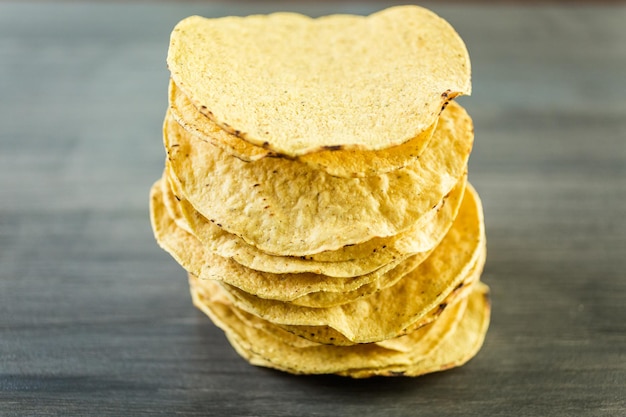 Conchas de tostada casera sobre fondo de madera pintada.