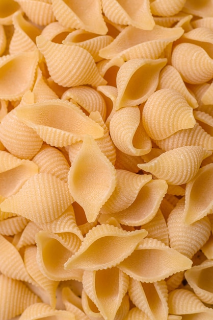 Conchiglie de pasta italiana cruda de trigo duro con sal vegetal y especias