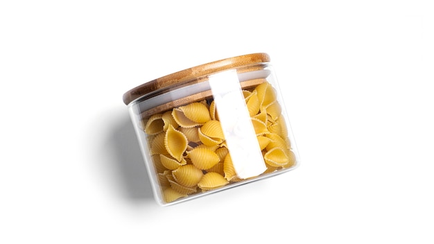 Conchiglie Rigate Pasta im Glas isoliert.