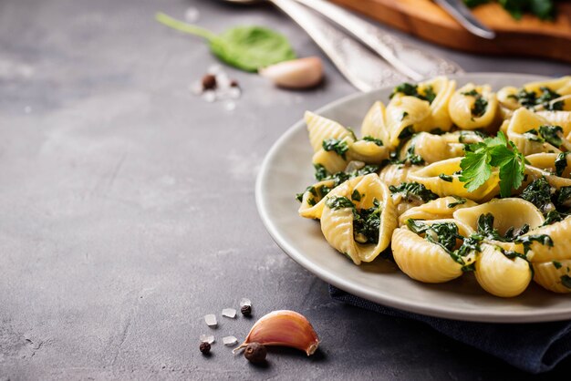 Conchiglioni-Nudeln mit Spinat in cremiger Sauce