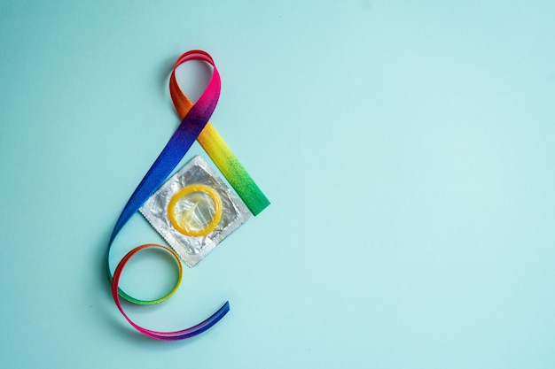 Conciencia de la cinta del arco iris. Comunidad LGBT. Día mundial del SIDA. Concepto simbólico para la campaña de sensibilización sobre personas con concepto de VIH