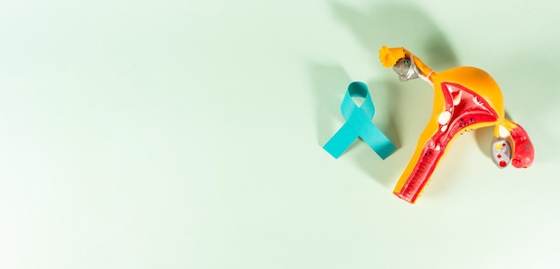 Foto concienciación de la cinta azul para apoyar el cáncer de ovario
