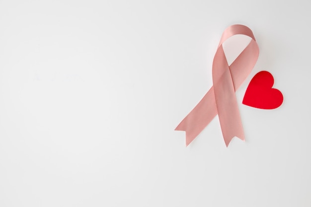 Concienciación sobre el cáncer de mama cinta rosa en corazón rojo concepto del día mundial del cáncer de mama salud de la mujer ...