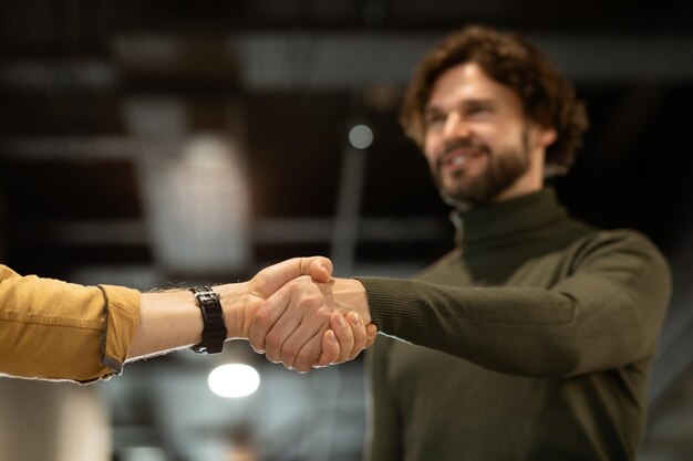 Foto conclusão do contrato e acordo bem sucedido empresário feliz apertando as mãos com seu negócio