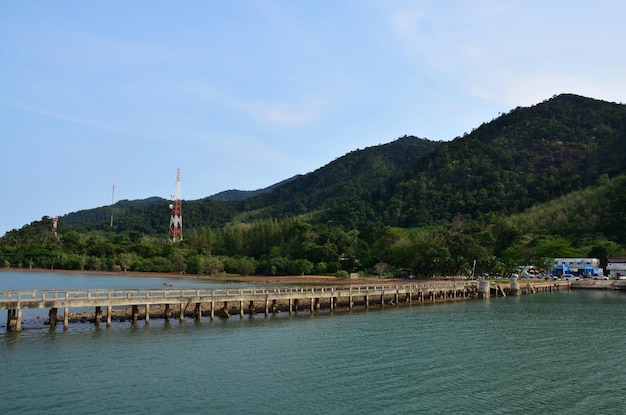 Concreto da ponte no oceano do mar e construção do cais do porto para os tailandeses e viajantes estrangeiros usam serviço de barco ferry para a ilha de Koh Chang no Golfo da Tailândia em 28 de maio de 2011 em Trat Tailândia