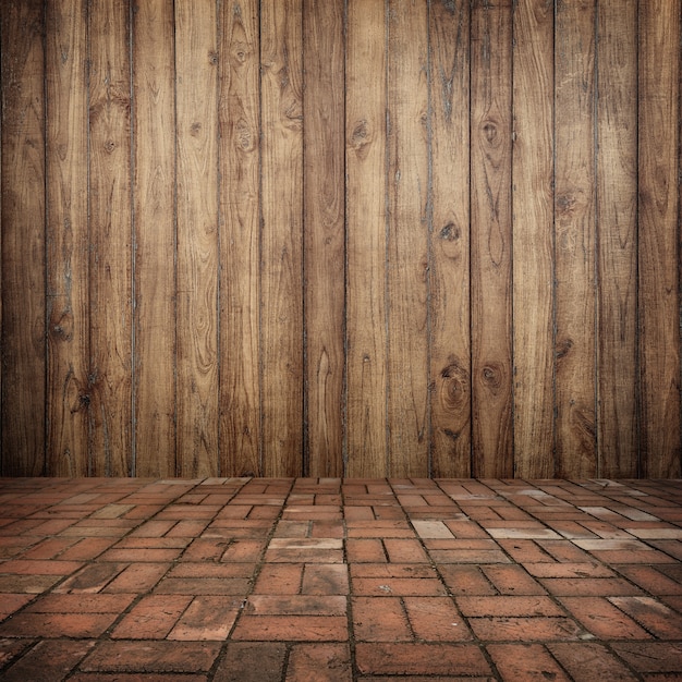 Concreto piso de ladrillo y sala de pared de madera para el texto y el fondo.