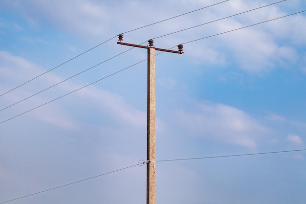 Foto concreto para postes de soporte de líneas eléctricas con cables de alta tensión y aislantes cerámicos